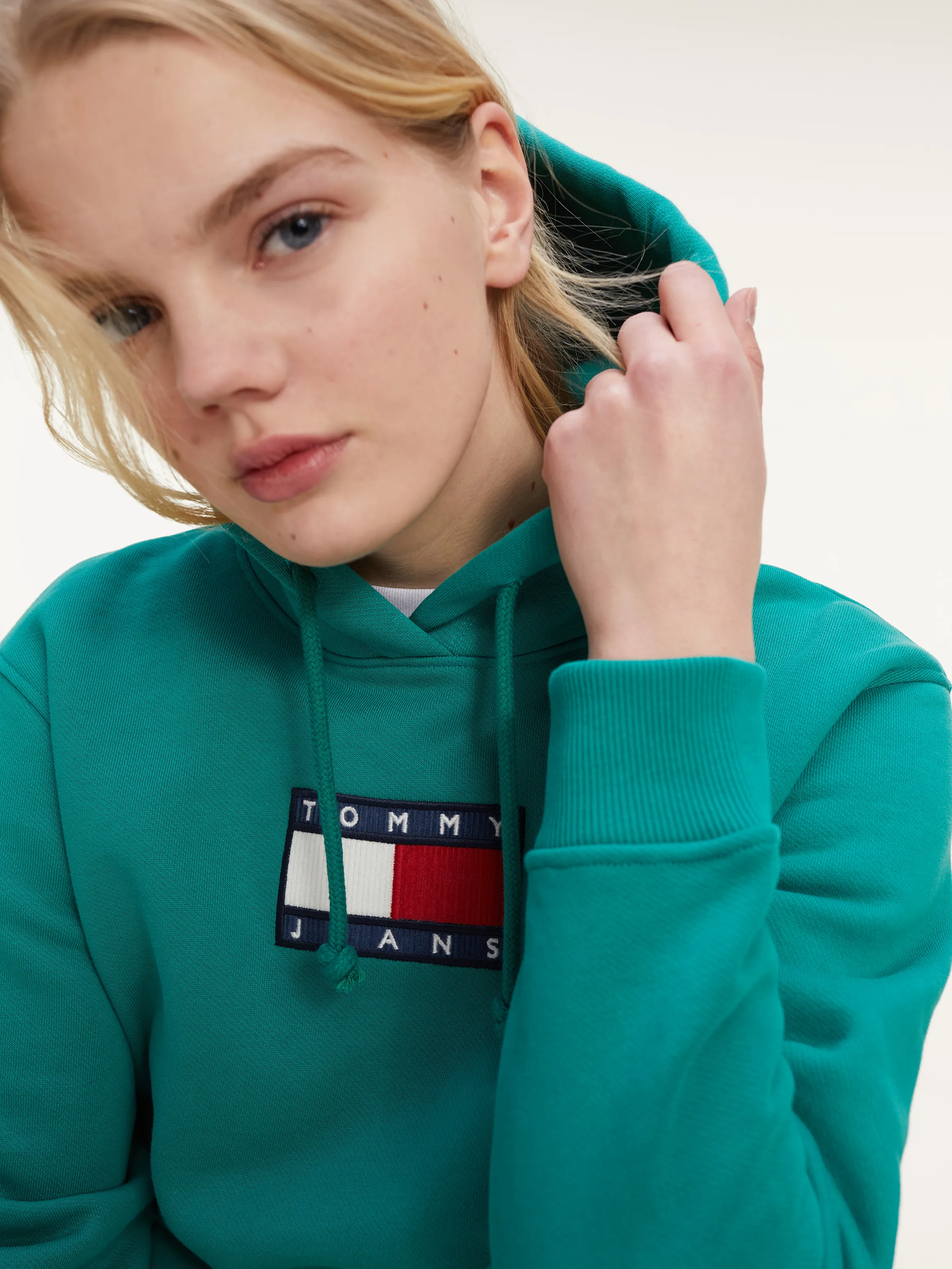 Tommy Badge Cropped Fit Hoody | Sweatshirts & Hoodies | Tommy Hilfiger